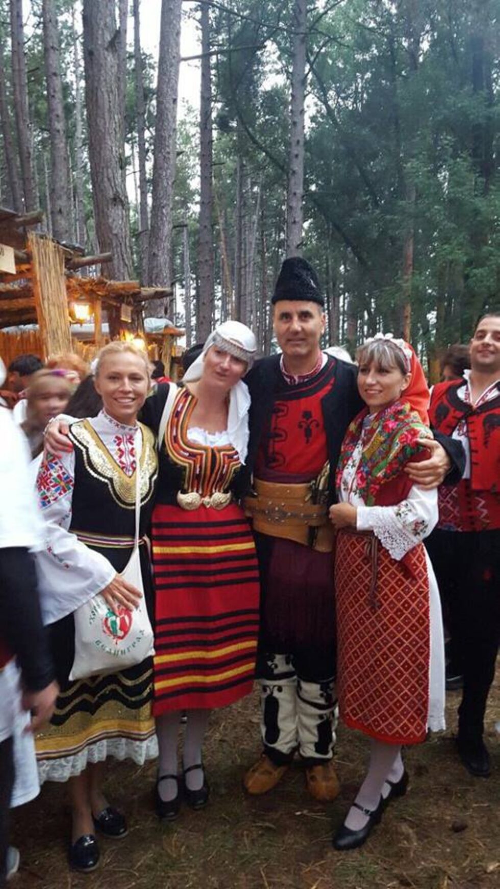 Започна церемонията по официалното откриване на Международния фестивал на народната носия в Жеравна, съобщи агенция "Фокус". Стотици българи от цялата страна са пристигнали за фестивала. Освен Цветанов, сред официалните гости на събитието са министърът на земеделието и храните Десислава Танева, съпредседателят на Патриотичния фронт Валери Симеонов.