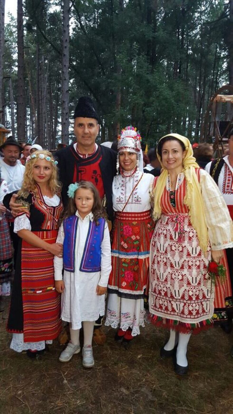 "Трябва да възродим традицията и все по често да има такива фестивали, на които да сме облечени с народни носии", каза министърът на земеделието и храните Десислава Танева преди откриването на фестивала. На снимката Танева е с жълтата кърпа.