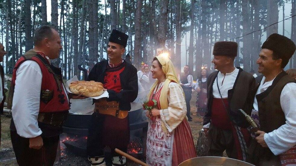 По думите на Танева във фестивала всяка година участват все повече хора. "Най-невероятно става през нощта, когато се играят хора. Много е зареждащо и истинско, трябва да го почувстваш и усетиш с цялата си душа", каза тя.