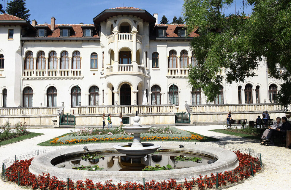 Дворецът "Врана"  е изграден между 1909 и 1912 г. по проект на арх. Никола Лазаров.  В архитектурата на сградата може да се открие сложна историческа интерпретация на византийската, обогатена със силното влияние на възрожденската манастирска архитектура, коментират експертите на парковия комплекс. 
