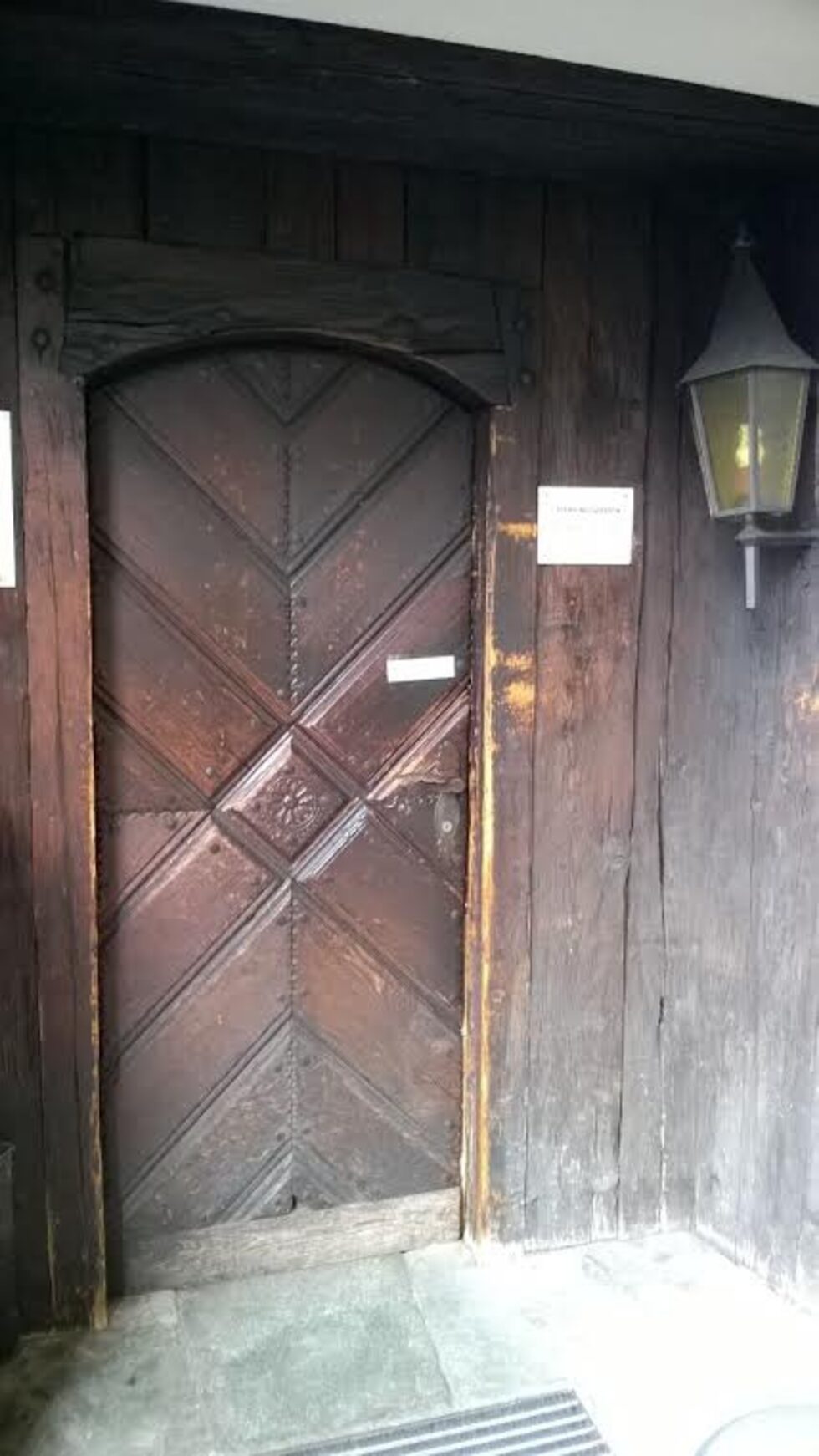 Старият фенер подсказва, че на тази врата вероятно още преди векове са се обсъждали важни проблеми, включително финансови.