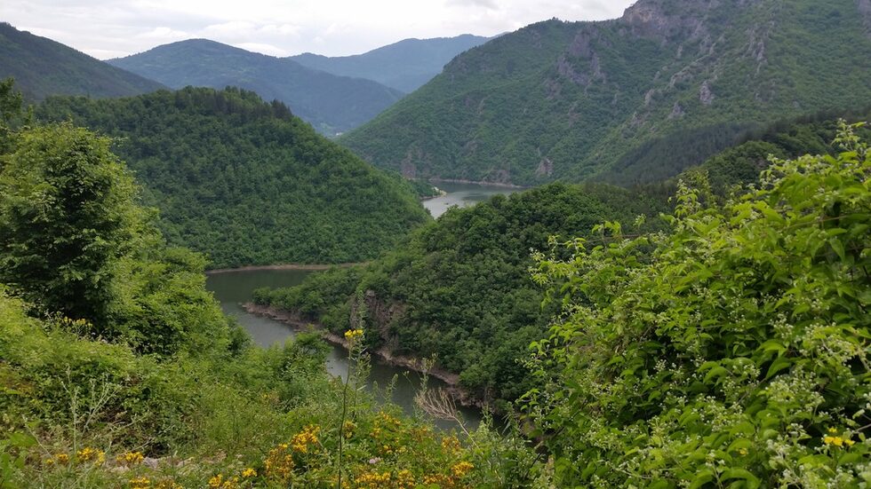 Язовир Цанков камък - подкупващо красив. Забравиш ли предубежденията, очи не можеш да откъснеш