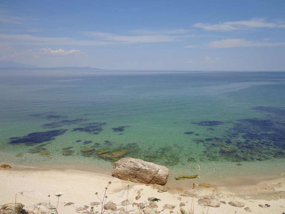 Водата е кристална, а крайбрежието предлага множество малки плажчета.