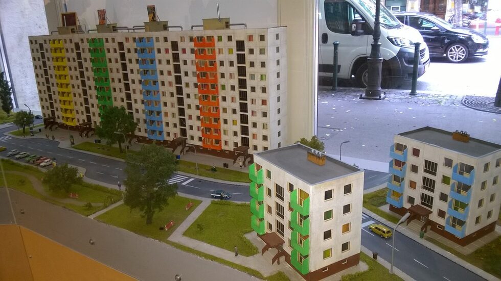 Изложбата разказва, че бързата индустриализация, започнала още пред 50-те години на 20 век е довела до бързо строителство на масови, евтини жилища , наричани и в Унгария панелки. Една пета от днешните жители на Унгария живеят в реновираните блокове.