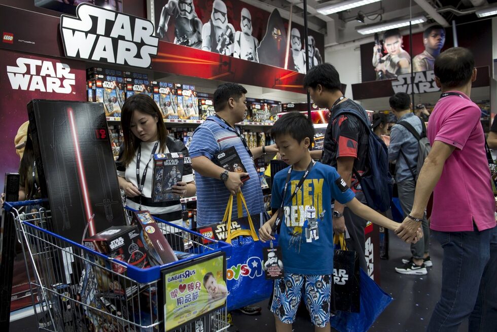 Големите печеливши ще са призводителите на официалните играчки, като Hasbro и Lego, но лъвският пай ще е за филмовото студио "Дисни", което се зае с продуцирането на новите филми от "Междузвездни войни".