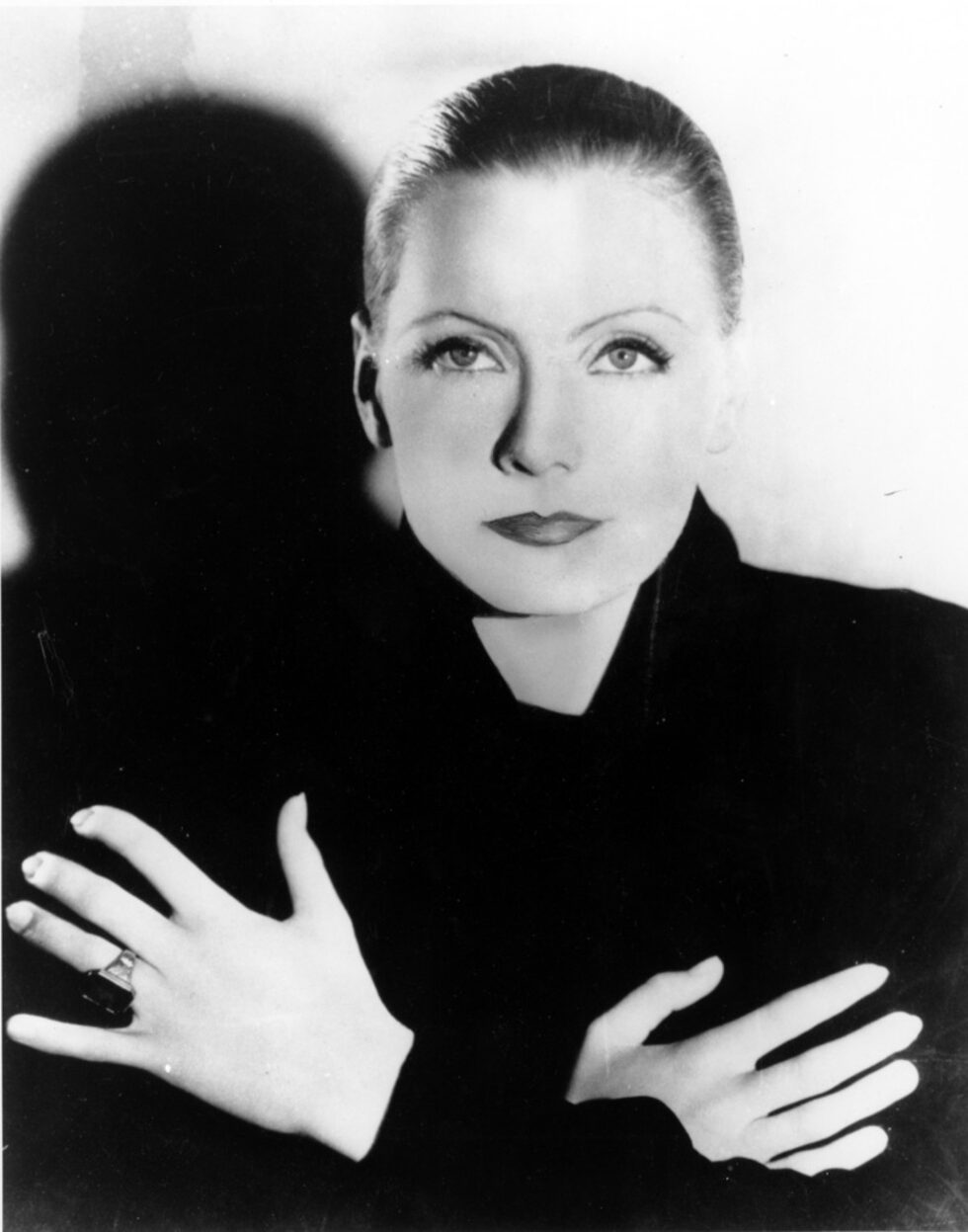 <span>В Германия начинаещата актриса участва в The Joyless Street (1925) на Георг Вилхелм Пабст. Мелодраматичната история за дъщерята на безработен учител, която едва не става проститутка за да изхрани своя баща и сестра не предоставя особени шансове за актьорска изява. Но сдържаният маниер на Гарбо, нейната строга и почти трагична красота, допринасят за безспорния успех на начинаещата актриса.<br /><br />На снимката: </span><span>Грета Гарбо във филма "Мата Хари" през 1931 г..</span>