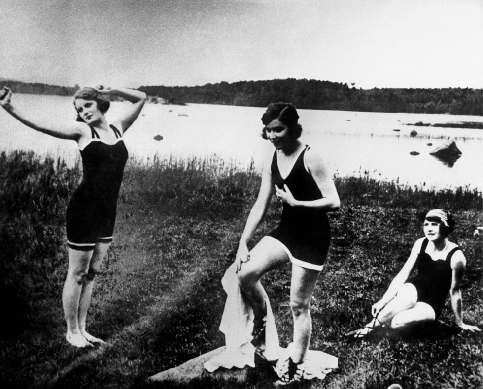 Още с първата си поява на американски екран в мелодрамата "Поток" ( The Torrent, 1926) красивата шведка се превръща в кумир на публиката.<br />
<br />
На снимката: Грета Гарбо (отляво) в началото на кариерата си,1936 г..