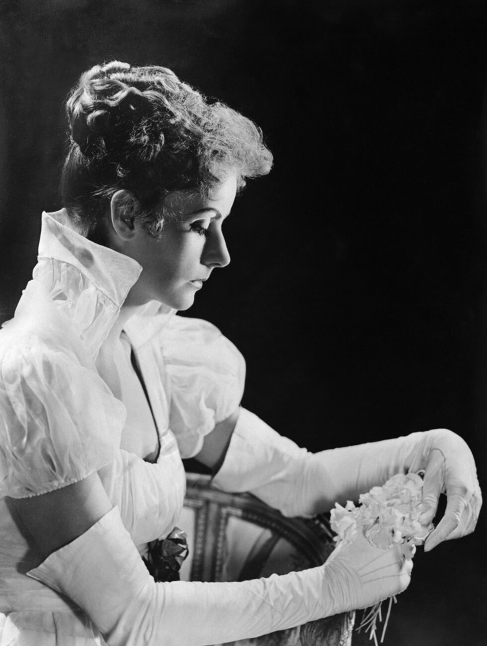 Немите филми с нейно участие: "Плът и дявол" (Flesh And The Devil, 1927), "Любов" (Love, 1927, по мотиви от романа "Анна Каренина"); "Целувката" (The Kiss, 1929) и звуковите - "Анна Кристи" (Anna Christie ,1930); "Гранд-хотел" (Grand Otel, 1932); "Кралица Кристина" (Queen Christina, 1934; "Анна Каренина" (Anna Karenina, 1935); "Дамата с камелиите" (Camille, 1937) работят за създаване на мита за "божествената Гарбо".<br />
<br />
На снимката: Грета Гарбо във филма ''Мария Валевска'' на 03 декември 1937 г..