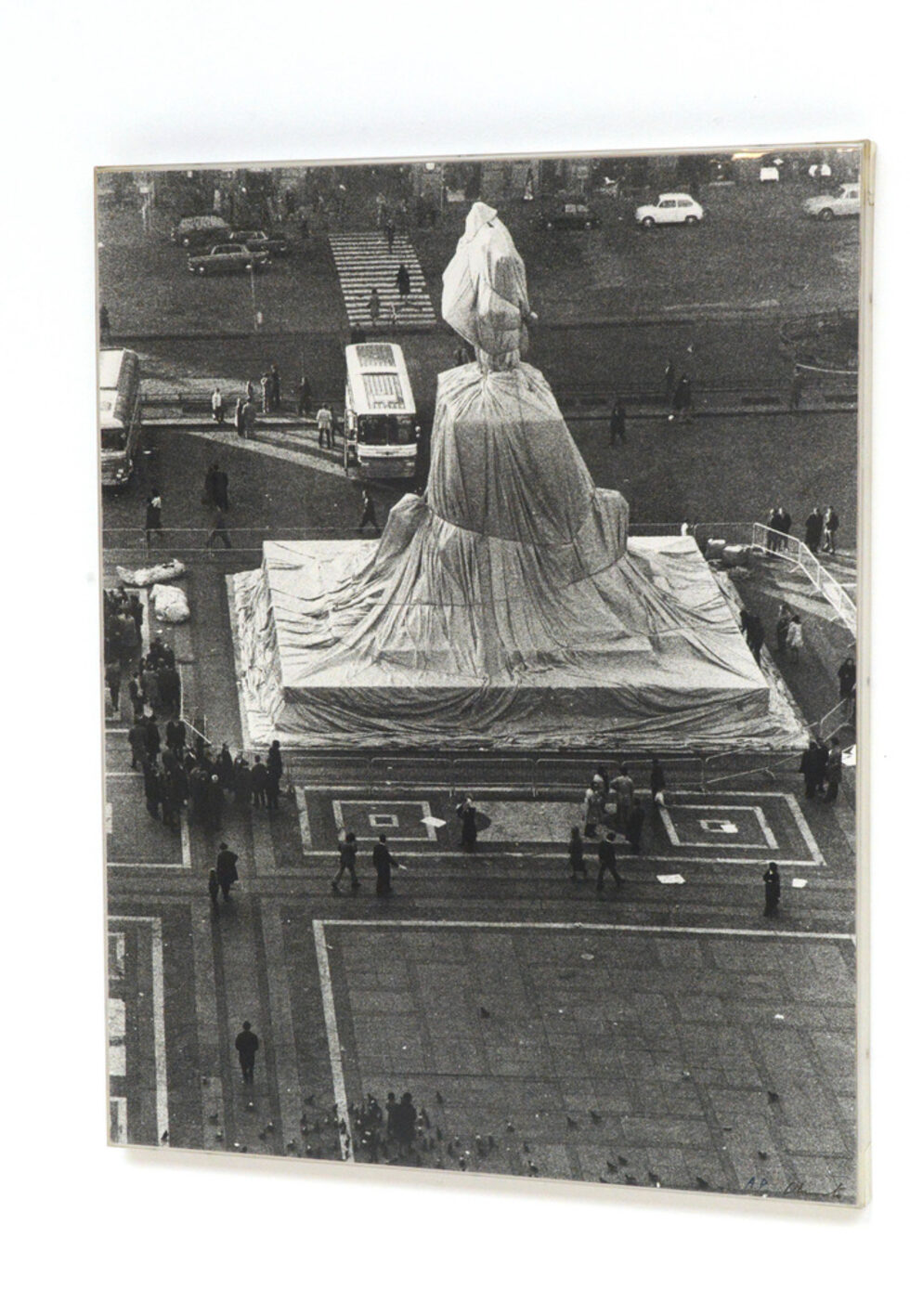 Опакованият паметник на Виторио Емануеле в Милано (1970 г.), сниман от фотографа на Кристо и Жан-Клод Волфганг Волц.