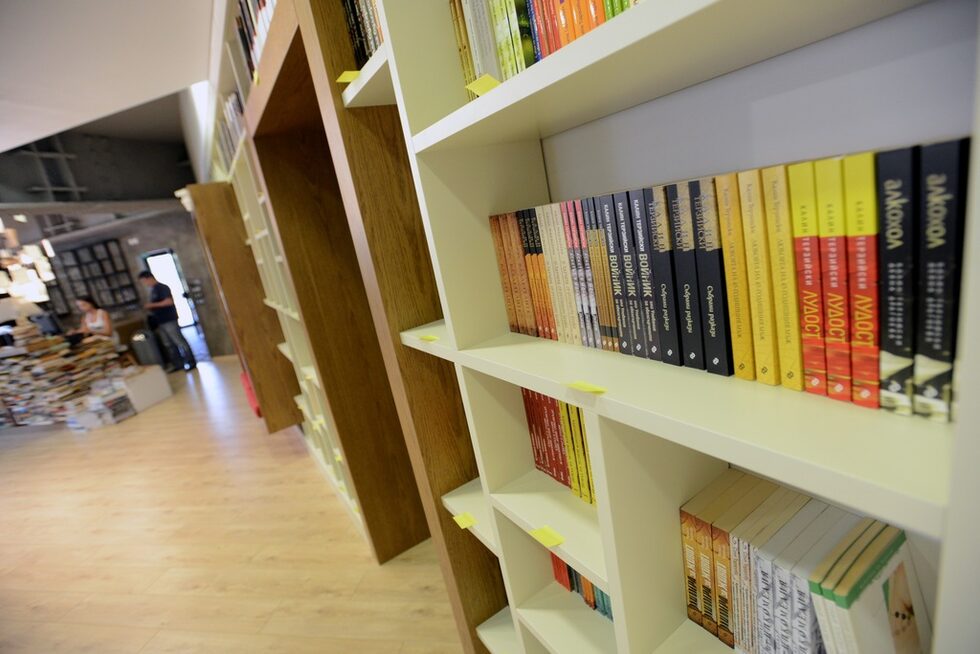 "Литературният бар" продава и книги, и коктейли, но заглавията могат да бъдат четени и на място.