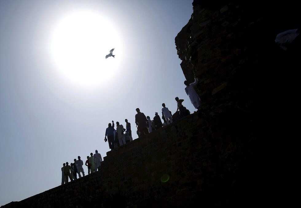 Мюсюлмани стоят в руините на джамията Feroz Shah Kotla в Ню Делхи, Индия.