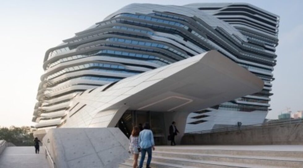 Сградата на <a href="http://www.dnevnik.bg/live/gradska_sreda/2014/05/23/2305346_zaha_hadid_napravi_vpechatliavashta_sgrada_za/">Политехническия университет в Хонконг</a>, проектирана от Хадид.