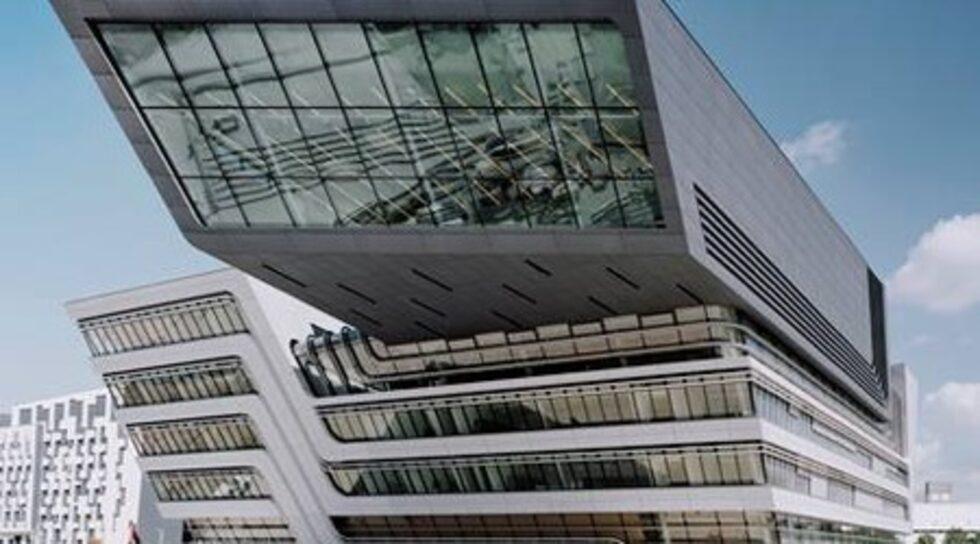 Новата <a href="http://www.dnevnik.bg/live/gradska_sreda/2013/10/09/2157559_zaha_hadid_napravi_biblioteka_za_vienskiia_universitet/">библиотеката на Виенския университет по икономика и бизнес,</a> проектирана от Заха Хадид.