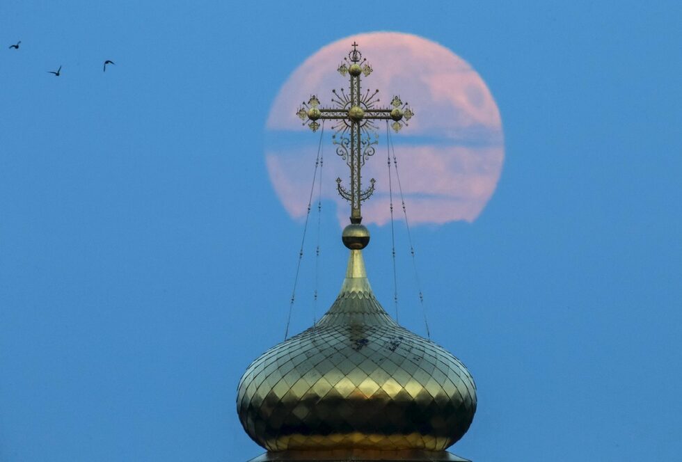 Кървавата суперлуна е комбинация от две явления едновременно. Не се е случвало от 1982 г. и няма да се случи отново до 2033 г.
Този кадър е от Почупово, Русия.