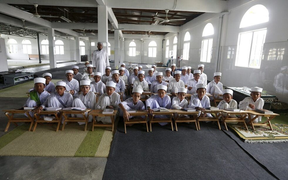 Ученици в интерната Madrasah Nurul Иман в столицата на Малайзия Куала Лумпур. там учат 36 момчета от 11 до 18-годишна възраст.