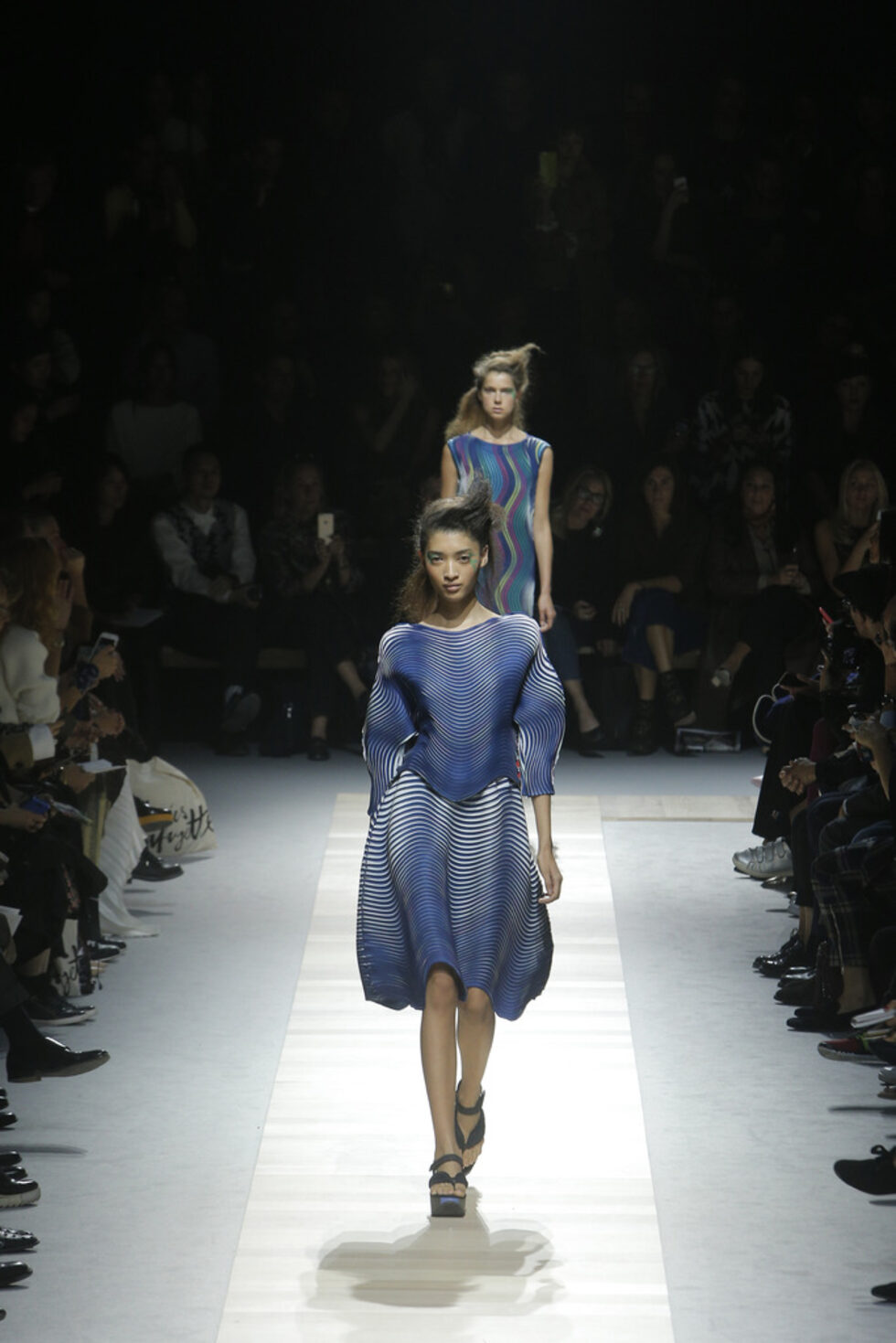 Известната с прилагането на нови технологии в текстила модна марка Issey Miyake представи "печени на фурна" облекла на парижката Седмица на модата, разказва "Ройтерс".
