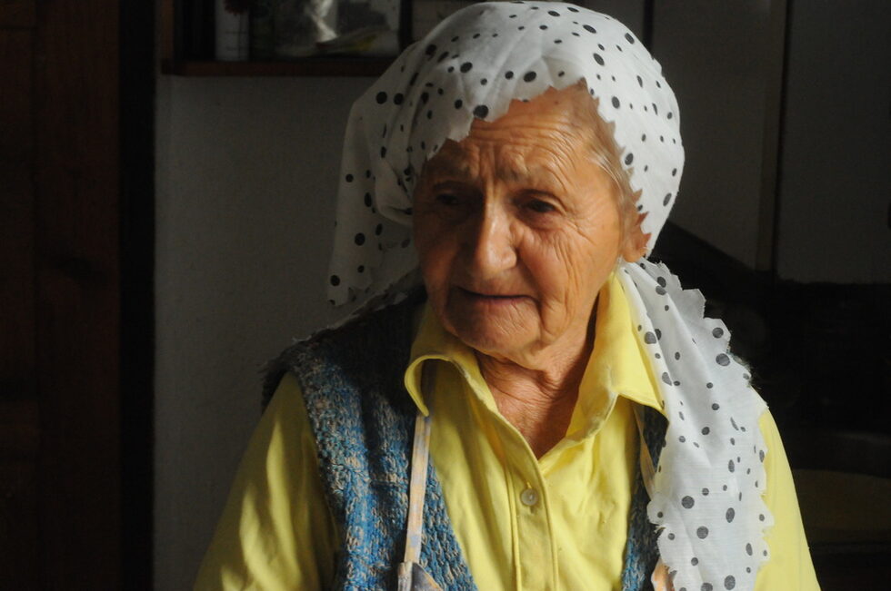 <span>В <a href="http://www.dnevnik.bg/temi/predai_natatuk/" target="_blank">специалната поредица на "Дневник" - "Предай нататък"</a> четете истории и рецепти за важните неща, които си заслужава да съхраним или възстановим.<br /><br />Когато помолих баба Пепи, от село Белица, Ихтиманско, </span> <span>да ми покаже как се прави домашна юфка, тя веднага ми отвърна с блеснал поглед: "Прави се с любов, така се прави." </span><span>З</span><span>асмя </span><span>се,</span><span> затв</span><span>о</span><span>ри прозореца на къщата си, откъдето наблюдава кой кога пристига в махалата и ми махна с ръка да вляза вътре.</span><br /><br /><span>Навън </span><span>вече </span><span>пълзя</span><span>т</span><span> октомврийските мъгли и вал</span><span>и</span><span> ситен дъжд. В къщата на баба Пепи гор</span><span>и</span><span> печката на дърва и мирише</span><span> </span><span>на печени чушки. Тя разчист</span><span>ва</span><span> масата, пост</span><span>и</span><span>ла няколко бели чаршафа на леглата и завърза кърпа на главата си. Готова </span><span>е</span><span> за урока </span><span>ни </span><span>по домашна юфка.</span><br /><br /><span>Петра или както всички в селото я нарича</span><span>ме</span><span> – Петрунка или Пепи, е на 85 години и живее сам</span><span>а</span><span> в отдалечената махала на средногорското село Белица. Пълна е с енергия и истории, знания и умения, които обича да споделя. Справя се с живота си в балканското село, без да се оплаква. </span><span>О</span><span>бича да се смее заразително и да се шегува за родното си място, като казва: "тук сме богати на въздух, знам че не може да се яде, ама това ни е най-хубавото." </span><span>О</span><span>пи</span><span>сва</span><span> родния си край като не много плодороден, но с прекрасни планински гледки и чист въздух. Сипва ми чаша кафе и започва с приготовлението </span><span>з</span><span>а юфката, през цялото време ми разказва истории и прави всичко съ</span><span>с завидна</span><span> пъргавост.</span>