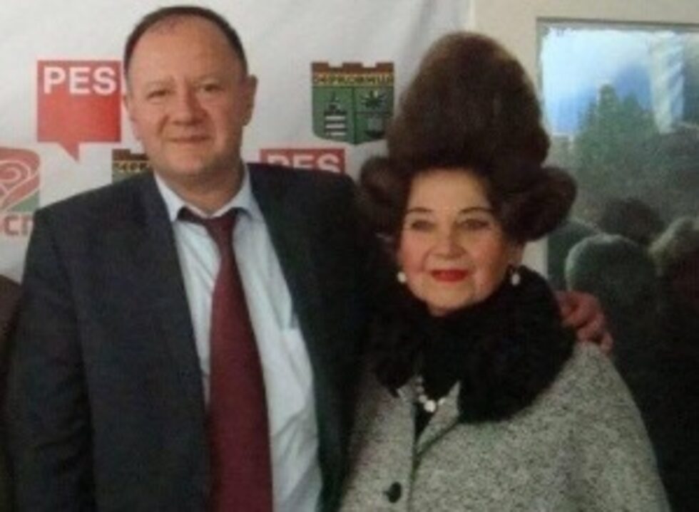 Остава седмица до местните избори на 25 октомври. Предизборната кампания преминава при отсъствието на политически дебати за управлението на общините. Вместо това агитацията се свежда до срещи с избиратели по места, а според социологическата агенция "Алфа Рисърч" информационната кампания се измества от директен маркетинг. "Дневник" събра част от атрактивните образи на предизборната кампания, които се споделят в социалната мрежа "Фейсбук".<br />
<br />
<strong>На снимката:</strong> Лидерът на БСП Михаил Миков с кандидата на партията му за кмет на монтанското село Гаганица Антоанета Лазарова, която стана популярна с екстравагантната си прическа. Кадърът даде повод за коментари, че БСП вече е обърнала гръб на Полски Тръмбеш, където години наред отчиташе победа на местния вот, и се е прицелила в кметското място в с. Гаганица.