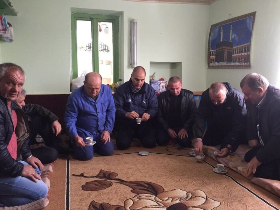 Цветанов пие турско кафе с жители на русенското село Батин. "Нека да не позволяваме да ни противопоставят едни на други, да се уважаваме като комшии и приятели. А на тези, които говорят с агресия, да им отговаряме с видимите резултати, които сме направили", заявил той на срещата си с хората от Батин.