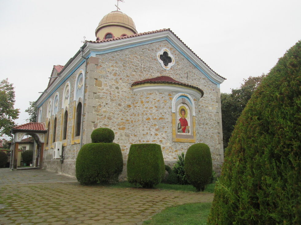 Православната църква "Св. Пантелеймон", построена 1889 г.<br />
През периода 1999–2004г църквата е основно  ремонтирана  и изписана отново отвън и отвътре.Забележителен е дворът при църквата, оформен като парк.