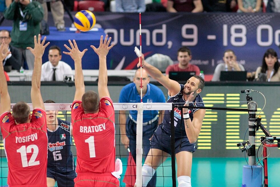 Българските волейболисти спечелиха четири победи в първите си четири мача, а вчера бяха изключително близо до успех срещу Франция, който щеше да им даде шанс да се борят за европейската титла срещу сензацията Словения. Разочарованието от вчерашния мач очаквано беше обзело "лъвовете" и те не успяха да се вдигнат психически за двубоя с италианците.