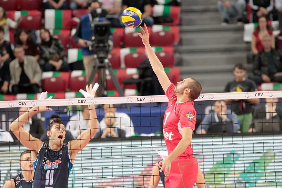 Мачът започна много лошо за домакините, които не успяха да намерят ритъма си в първите два гейма. Константинов предприе доста промени. Николай Учиков замени уморения Владимир Николов, а резервният разпределител Любомир Агонцев се появи вместо Георги Братоев (на снимката).