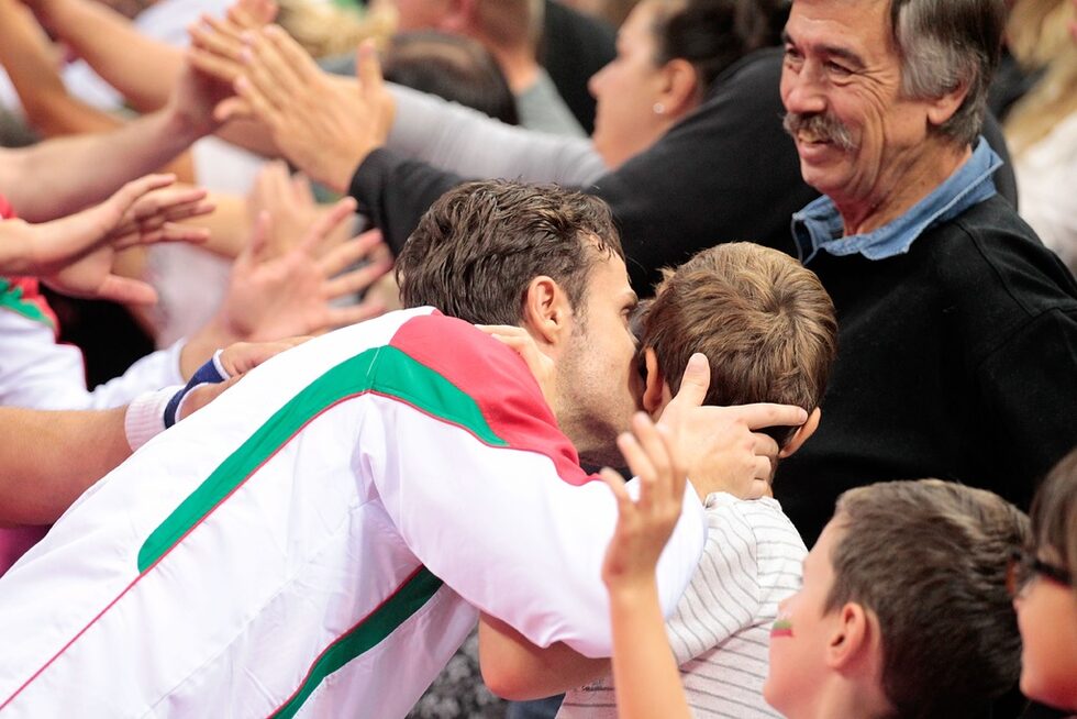 Теодор Салпаров целува един от малките фенове на българския национален отбор по време на почетната обиколка в залата.