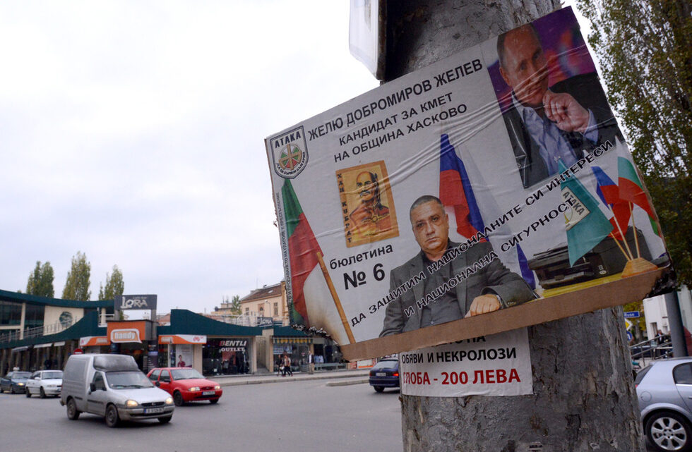Кампанията за местните избори на 25 октомври е към своя край. И ако в годините назад наблюдателите често са определяли предизборната агитация като "вяла", сега тя почти отсъстваше. Интерес в социалните мрежи предизвикаха соловите акции на кандидатите и странните им решения да предизвикат подкрепа. "Дневник" подбра втора част колоритни попадения в политическата реклама за местния вот.<br /><br /><em><strong>На снимката</strong>:</em> Кандидатът за кмет на Хасково от "Атака" Желю Желев агитира не просто с руското знаме, но и с лика на руския президент Владимир Путин. За патриотизма му намеква доста по-скромен по размери портрет на хан Кубрат<br />