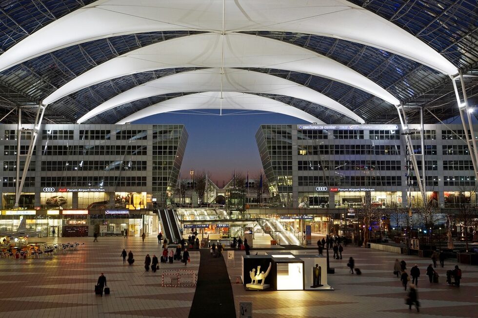 Международното летище в Мюнхен (Munich International Airport,  MUC) завоюва първото място тази година. Ефикасно и забележително добре организирано, то изненадва пътниците приятно с безплатно кафе близо до изход 38, кабини за спане и спа комплекс. Интернет, казино, кино, мини голф – екстрите му заслужено го определят като "най-доброто летище в Европа".