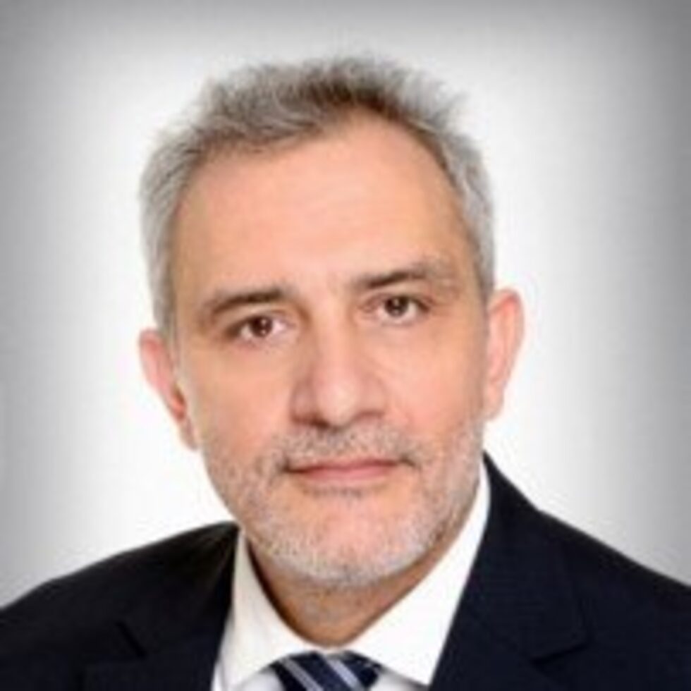 <strong>Танос Маврос, съдружник бизнес консултации в Ernst&Young</strong><br /><br /><em>Лектор на <a href="http://www.economedia.bg/eventinfo.php?guid=2545032" target="_blank">Retail in Detail 2015: Умните решения<br /><br /></a></em>Освен съдружник в Ernst&Young и ръководител на Центъра за услуги в областта на веригата на доставките и оперативната дейност на компаниите на Ernst&Young за Централна и Източна Европа.<br /><br />Има повече от 26-годишен опит в управлението на веригата на доставки, ръководил и въвеждал големи проекти в тази област в България, Румъния, Гърция, Кипър, Македония, Албания, Турция, Литва и Украйна. <strong><a href="http://www.regal.bg/skrita_rubrika/2015/09/28/2617567_tanos_mavros_sudrujnik_biznes_konsultacii_v_ernstyoung/" target="_blank">Вижте повече за него</a> </strong><br /><br /><em>Тема: <a href="http://www.regal.bg/skrita_rubrika/2015/09/28/2617572_kak_omnikanalite_na_budeshteto_se_otraziavat_na/" target="_blank">Как омниканалите на бъдещето се отразяват на веригата на доставките</a></em> <br /><br /><a href="http://www.economedia.bg/eventinfo.php?guid=2545032" target="_blank"><img alt="Регал Retail in detail" border="0" src="http://i62.tinypic.com/dq6smp.jpg" /></a><br /><br /><strong><a href="http://www.economedia.bg/eventinfo.php?guid=2545032" target="_blank">Retail in Detail</a></strong> е най-значимото събитие в ритейл сектора. Над <strong>300 участника</strong> и <strong>35 лектора</strong> ще обсъждат и създават бъдещето на<strong> 28 октомври</strong> в Sofia Event center. <strong><a href="http://www.economedia.bg/eventinfo.php?guid=2545032" target="_blank">Вижте още</a> </strong>