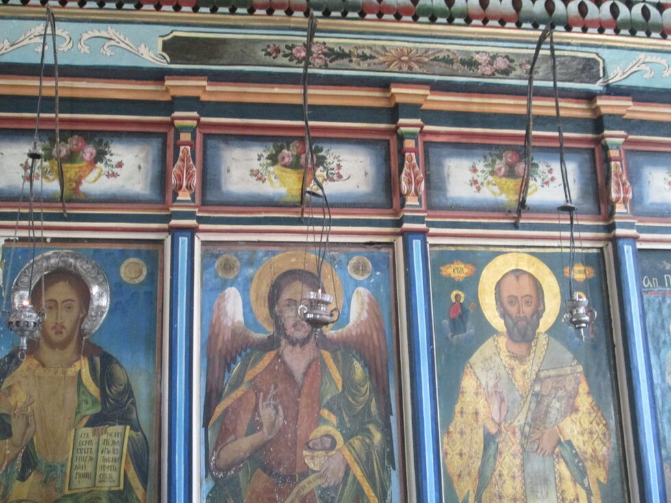 Църквата е изписана със 146 стенописа, повечето запазени
