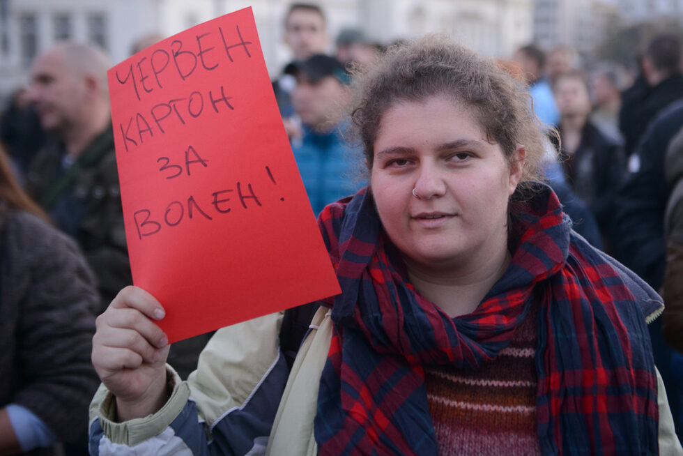 Късно в неделя Сидеров за пореден път нахлу в сградата на Националната академия за театрално и филмово изкуство (НАТФИЗ), а при извеждането му полицаите с мъка го изолираха от хората, които искаха да се саморазправят с него.