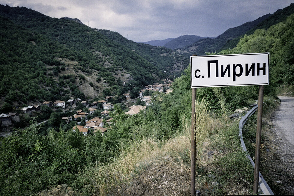 В тази история история има кино, вампири и баби-филмови артистки, планински пейзажи, изчезващата музика и много, много разкази за смъртта.<br />
<br />
Тя започва на една отбивка на стръмния път между Мелник и Гоце Делчев, до която вече не ходи автобус. Чак зад завоя е табелата на планинското село Пирин, където, казват, никой не попада случайно.