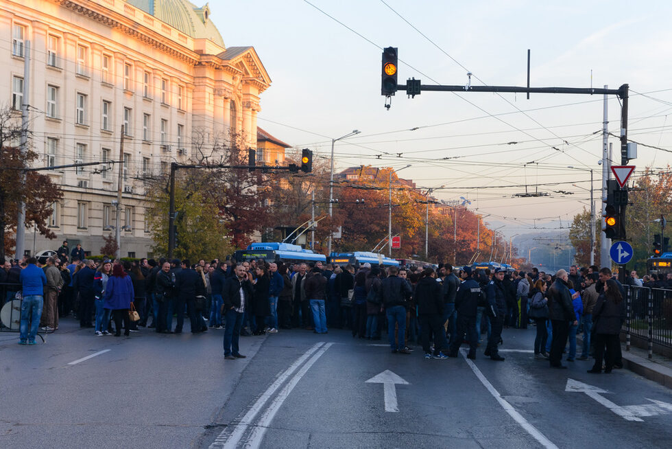 Уверенията на министри, че заплатите им няма да бъдат намалени не успокоиха обстановката.