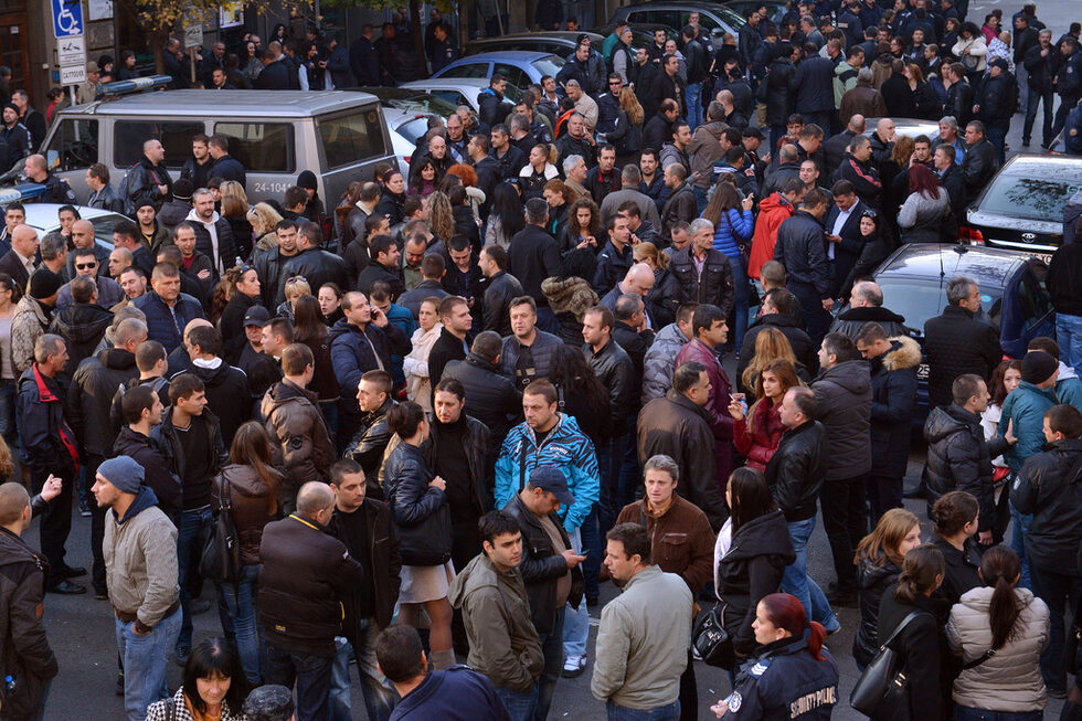 Фотогалерия: Полицаи блокираха центъра на София в протест срещу орязването на бонусите им