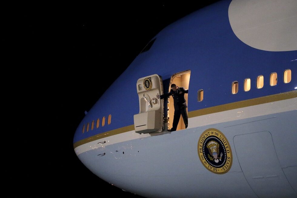 Служител на Air Force One отваря вратата на самолета, в база Андрюс след като самолетът на американския президент е извършил полет от Ню Джърси до Ню Йорк.