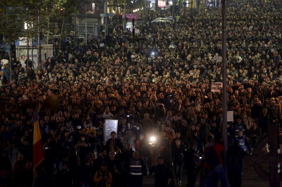 <a href="http://www.dnevnik.bg/sviat/2015/11/04/2642510_hiliadi_protestiraha_v_bukuresht_sled_pojara_v_noshten/" target="_blank">Над 20 000 души участваха във вторник вечерта в антиправителствен протест в румънската столица Букурещ,</a> настоявайки за оставката на премиера социалдемократ Виктор Понта и на вътрешния министър Габриел Опря заради пожара в дискотека в петък, при който загинаха 32 души, предаде БТА.