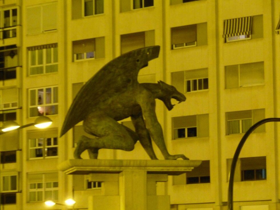 Статуя на грифон на моста Pont del Regne de Valеncia