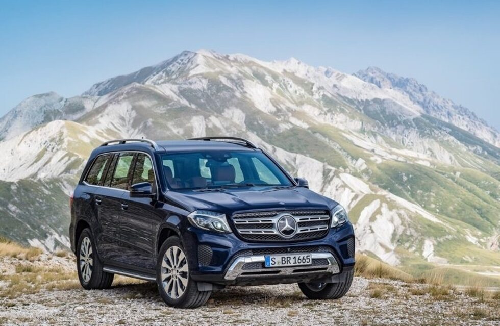 Всички мотори, с изключение на този в AMG модификацията, се комбинират с нова, девестепенна автоматична скоростна кутия. Като опция се предлага трансмисия с понижаващи предавки и заключване на диференциала.