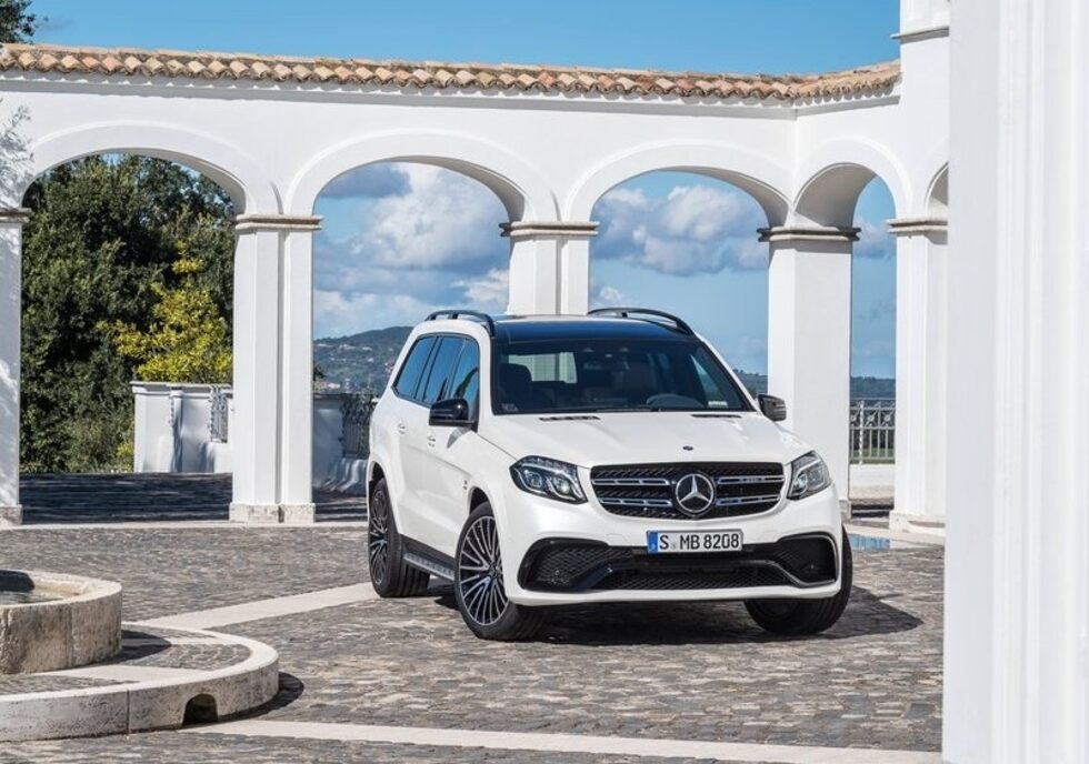 Изпълнението AMG GLS63 прибавя 27 конски сили до 577, като подобрена е и седемстепенна автоматична скоростна кутия.