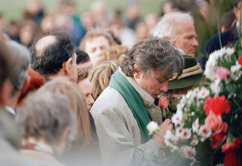 Делон на погребението на Одри Хепбърн през 1993 г.<br />