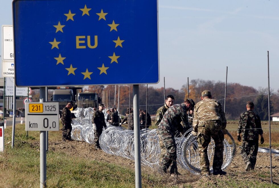 Словенската армия издига ограда по границата с Хърватия, за да спре преминаващите мигранти.