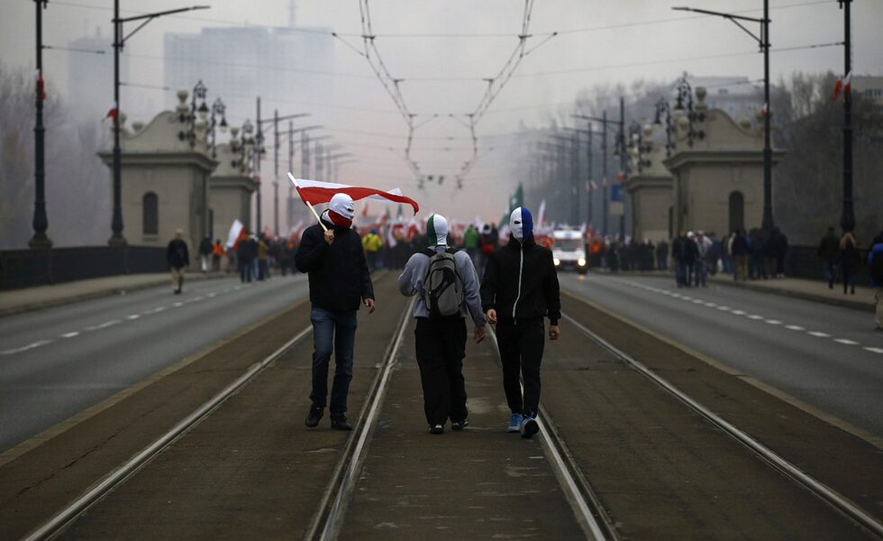 <div>Маскирани демонстранти носят флага на Полша по време на националистически шествия, наричани "Марш на патриотите" във Варшава. Млади хора, вярващи че националните ценности са застрашени, демонстрираха с горящи факли, национални знамена и транспаранти "Полша за поляците".</div>