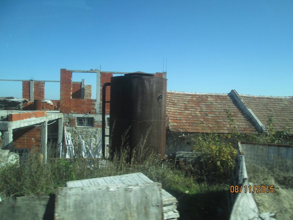 Това, което не може да се продаде, се разграбва или ръждясва.
