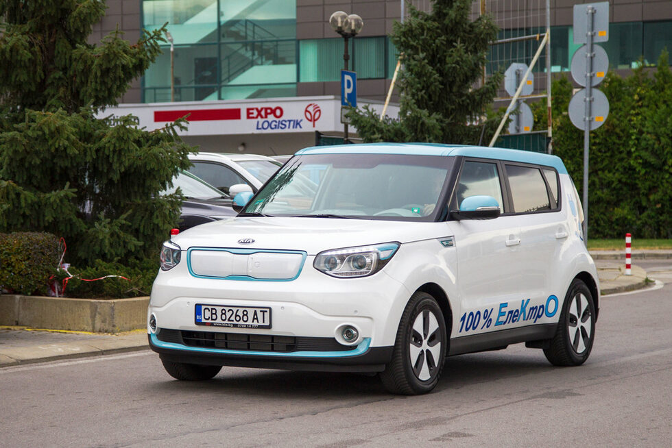 Електрическата <a href="http://www.dnevnik.bg/skorost/2015/08/16/2590488_fotorazkaz_edno_krugche_s_purvoto_elektrichesko_taksi/" target="_blank">"Киа Соул"</a> е първият претендент за приза "Екологични автомобили".