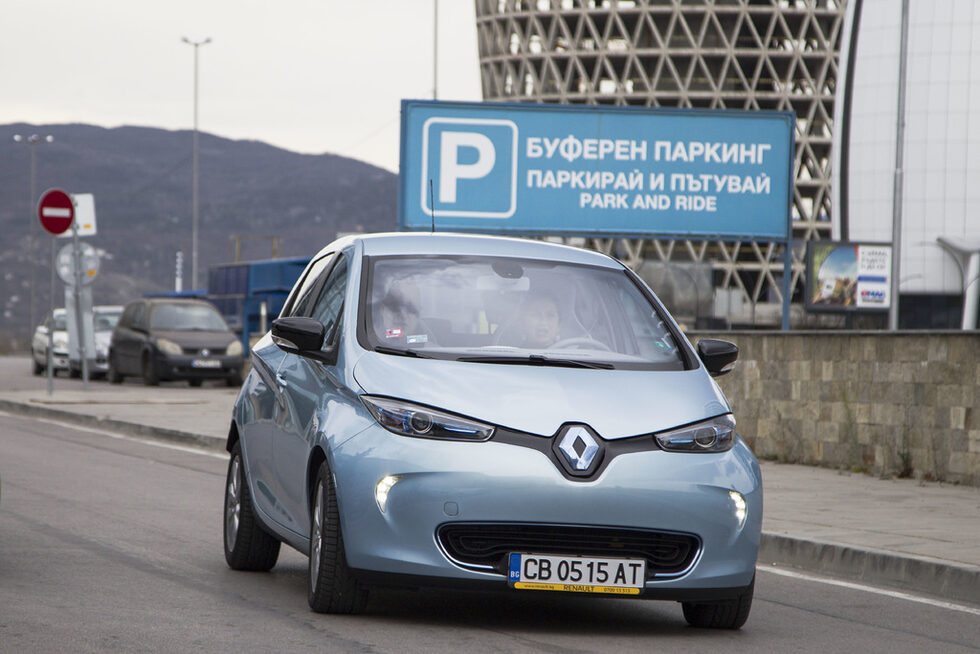 <a href="http://www.dnevnik.bg/skorost/2015/11/01/2639971_fotorazkaz_reno_zoe_-_elektricheskata_alternativa_na/" target="_blank">"Рено Зое"</a> също се движи само на ток и е вторият кандидат за наградата в еко категорията.