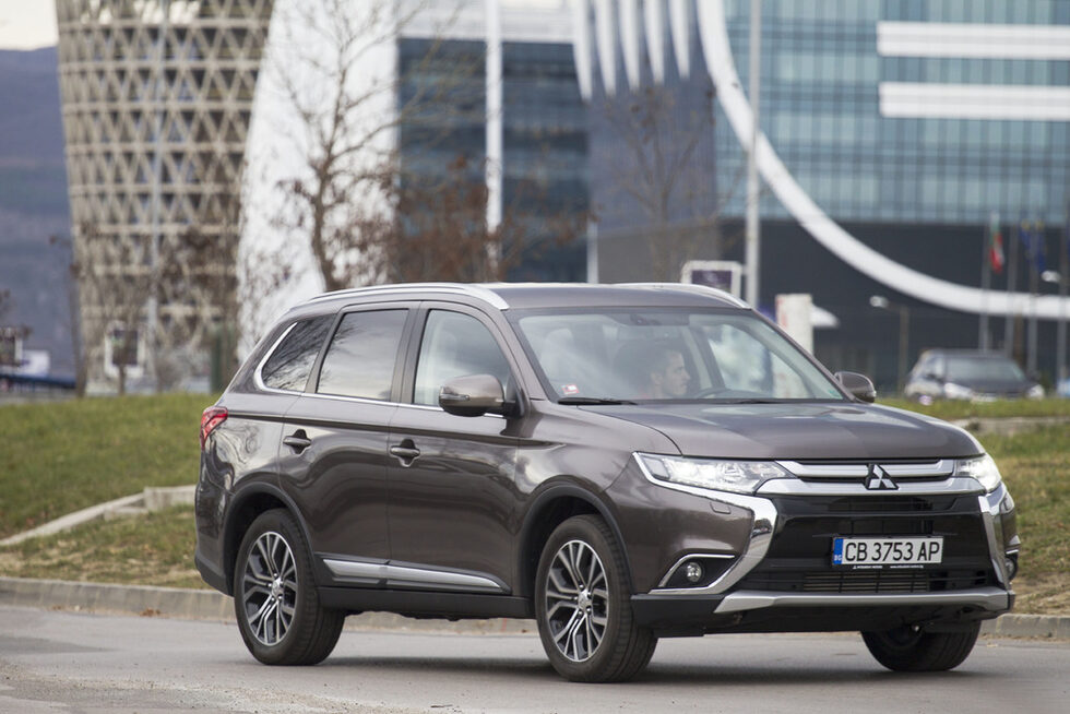 <a href="http://www.dnevnik.bg/skorost/2015/05/03/2522521_fotorazkaz_micubishi_autlendur_s_tri_motora/" target="_blank">"Мицубиши Аутлендър" плъг-ин хибрид</a> също е в екокатегорията, но и този модел не беше осигурен за тест. На разположение беше само дизеловата модификация на автомобила.