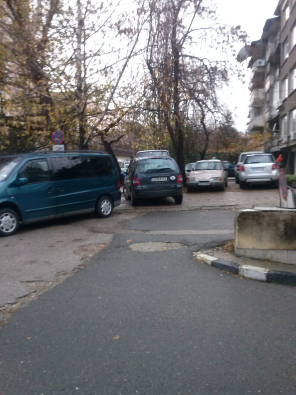 Ако някой се опасява, че представям селективно картината, ето тук може да се запознае със състоянието на другия тротоар. 
