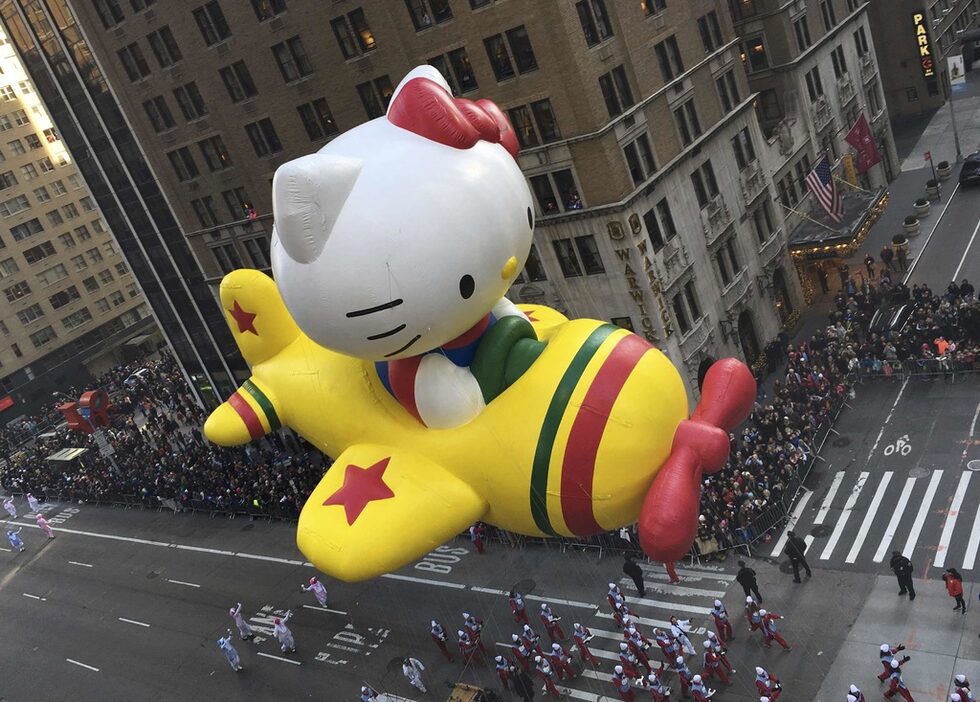 Балон "Hello Kitty" минава по Шесто авеню в Ню Йорк, по което мина парада.