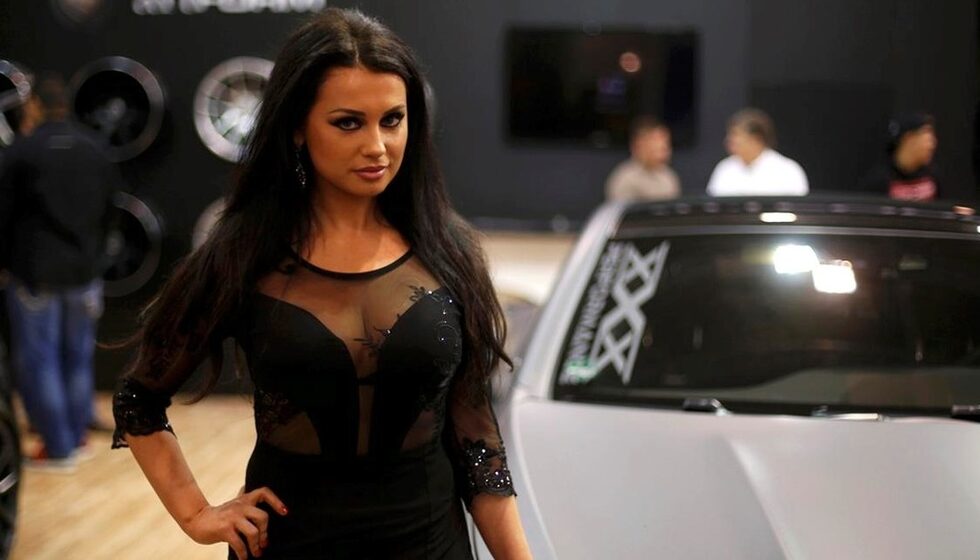 Фотогалерия: Жените край колите на автосалона в Есен